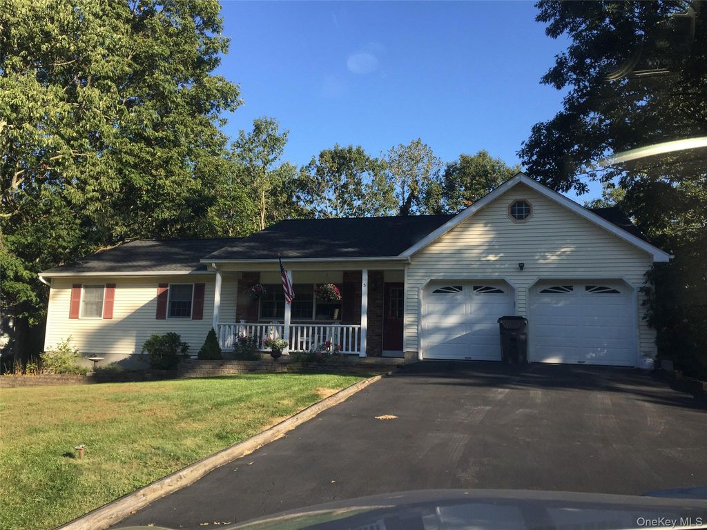 Photo of 5 Scaglione Court, Highland Mills, NY 10930 (MLS # 986876)