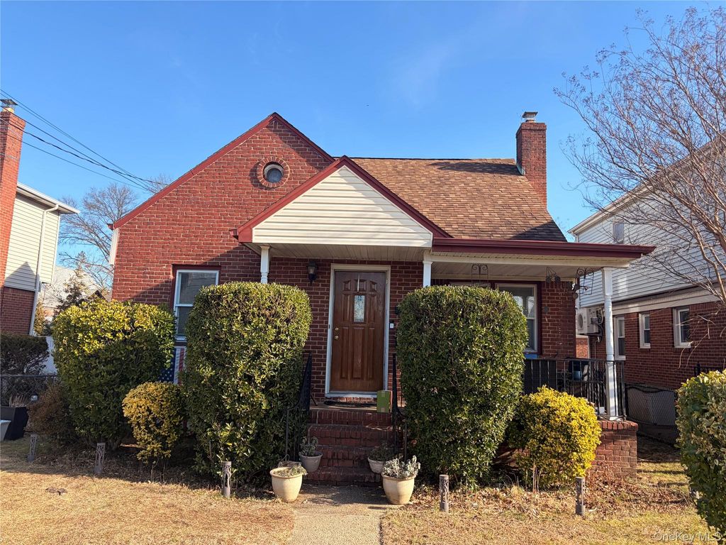 Photo of 272 Jefferson Avenue, Franklin Square, NY 11010 (MLS # 951337)