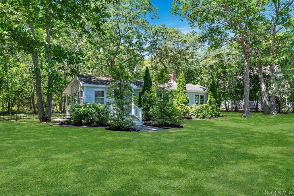 Photo of 420 Sigsbee Road, Mattituck, NY 11952 (MLS # 1011722)