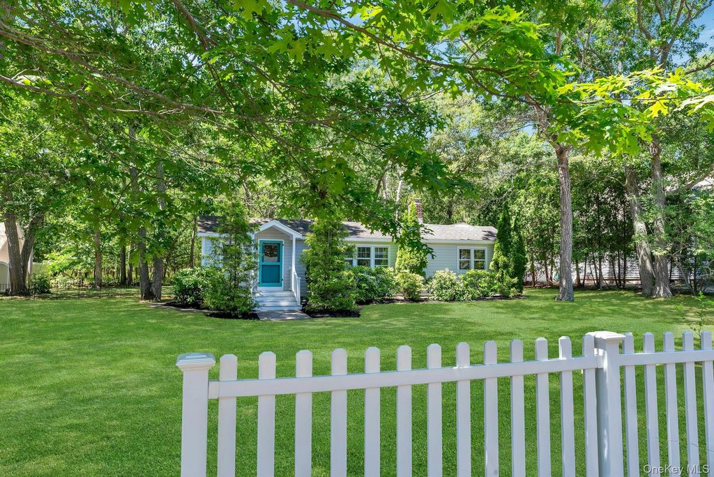 Photo of 420 Sigsbee Road, Mattituck, NY 11952 (MLS # 1011722)