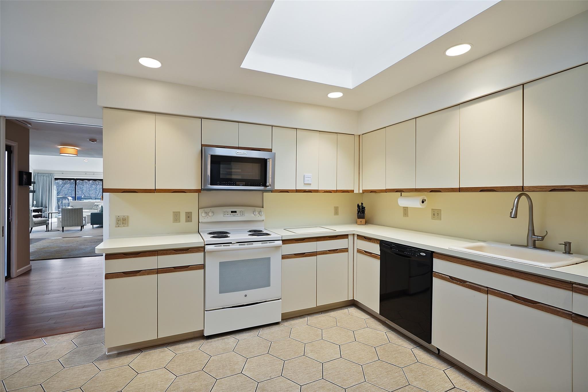 1103 Fairway Green, Mamaroneck, New York image 9