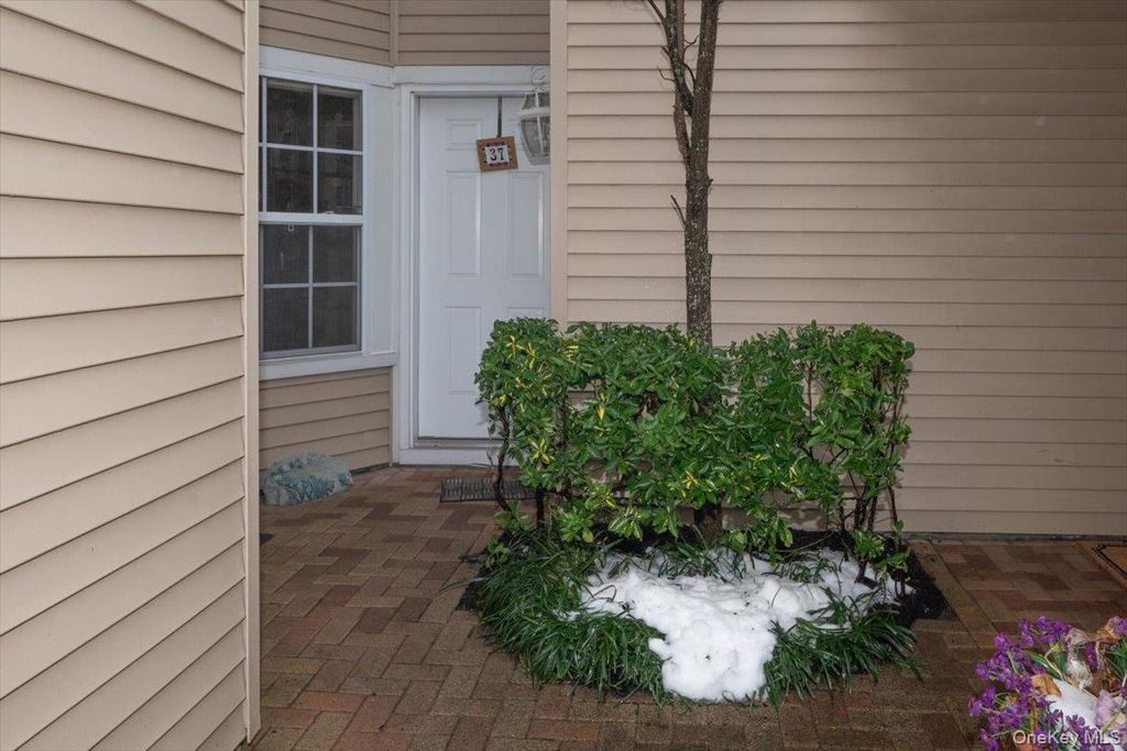 Photo of 37 Windwatch Drive, Hauppauge, NY 11788 (MLS # 946554)