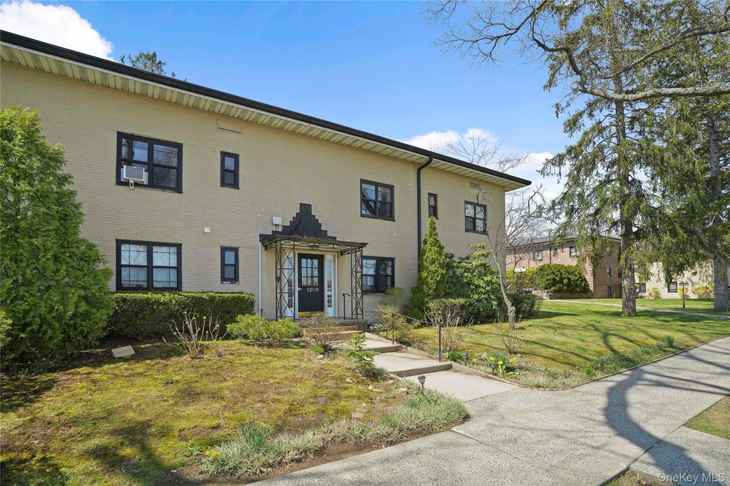 Photo of 1209 California Road #2R, Eastchester, NY 10709 (MLS # 986128)