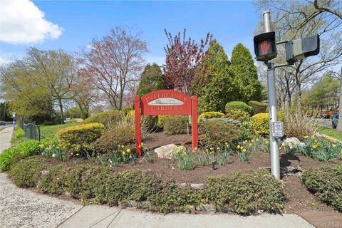 Photo of 1209 California Road #2R, Eastchester, NY 10709 (MLS # 986128)