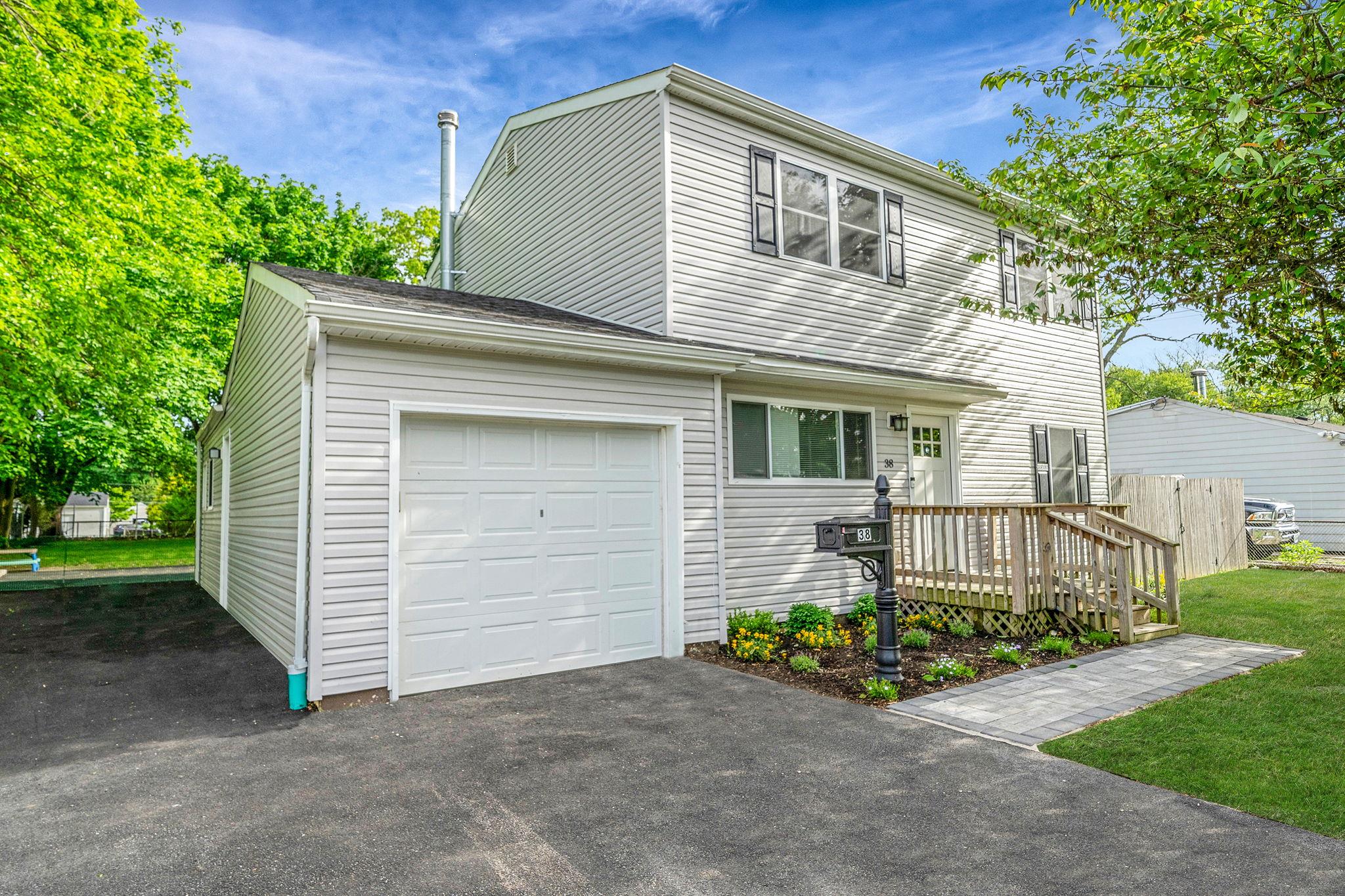 38 18th Avenue, Bay Shore, New York image 2