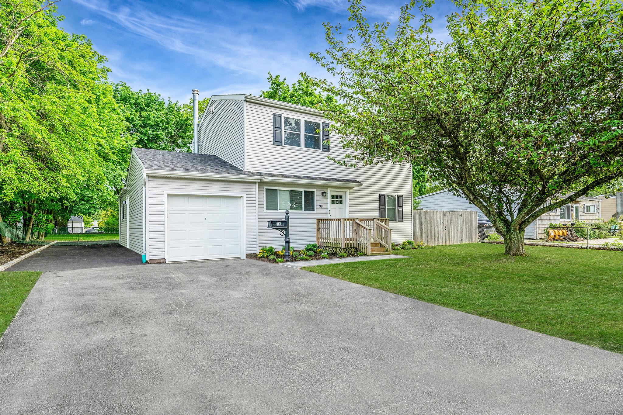 38 18th Avenue, Bay Shore, New York image 1