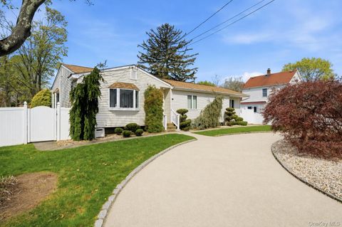 Photo of 1580 Coates Avenue, Holbrook, NY 11741 (MLS # 989149)