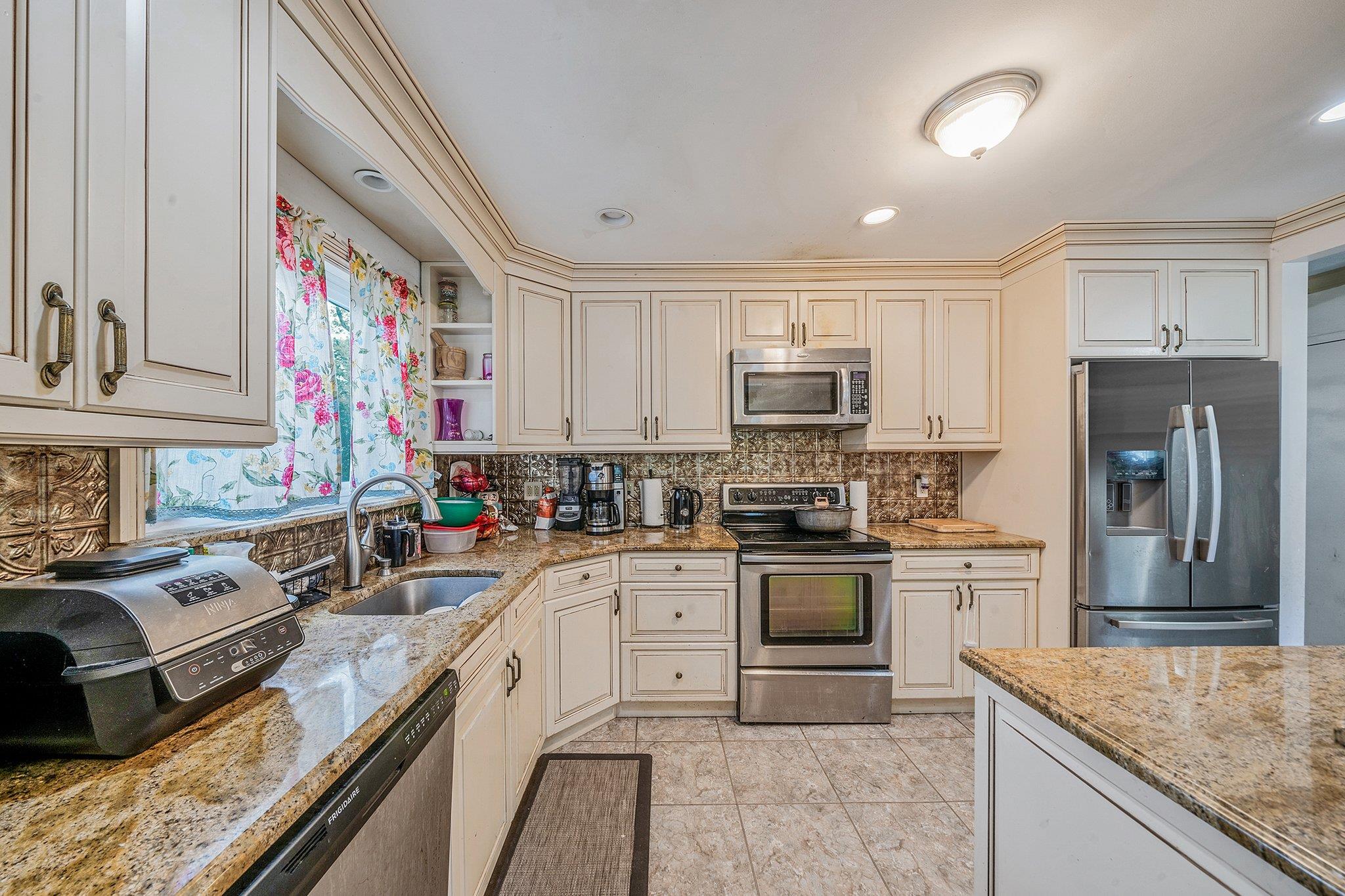 420 Old Country Road, Deer Park, New York image 7