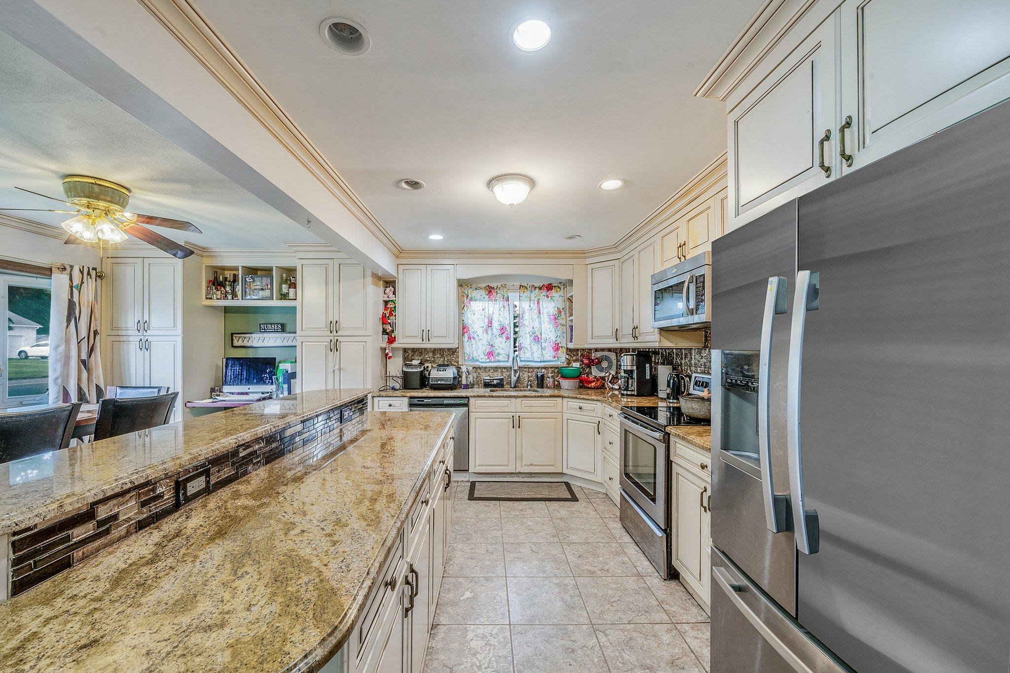 420 Old Country Road, Deer Park, New York image 4