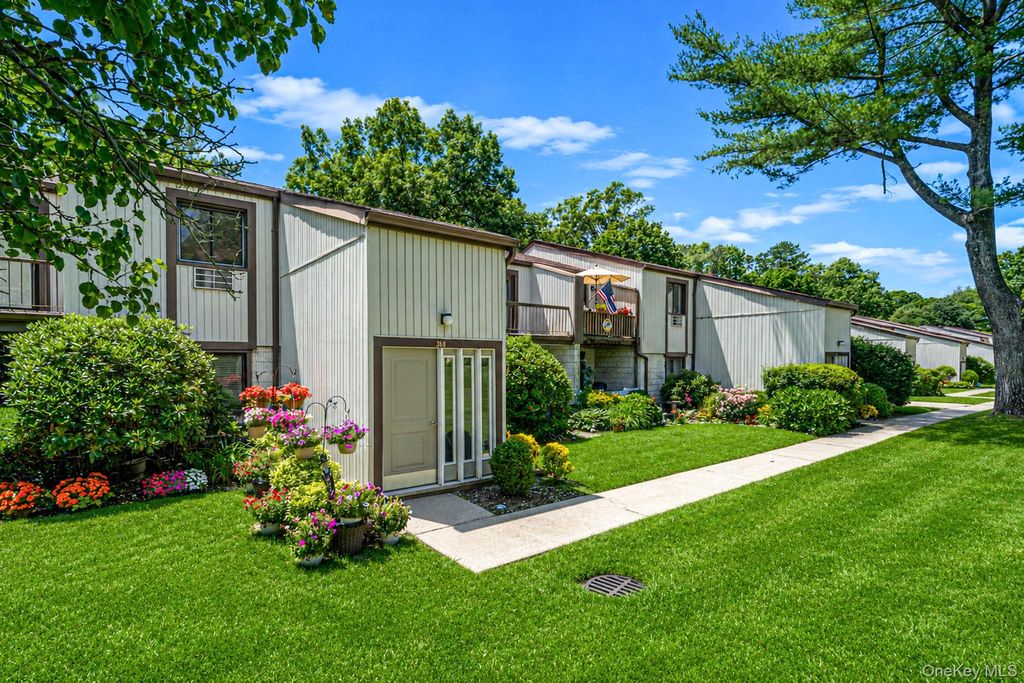 Photo of 35 Richmond Boulevard #4B, Ronkonkoma, NY 11779 (MLS # 1025592)