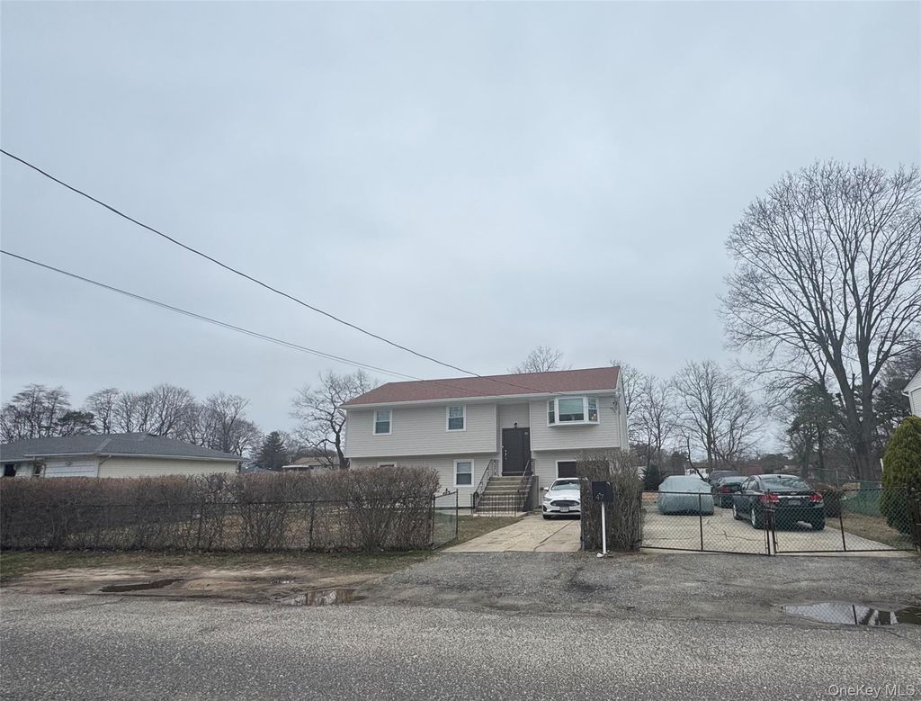Photo of 47 Drayton Avenue, Bay Shore, NY 11706 (MLS # 980412)