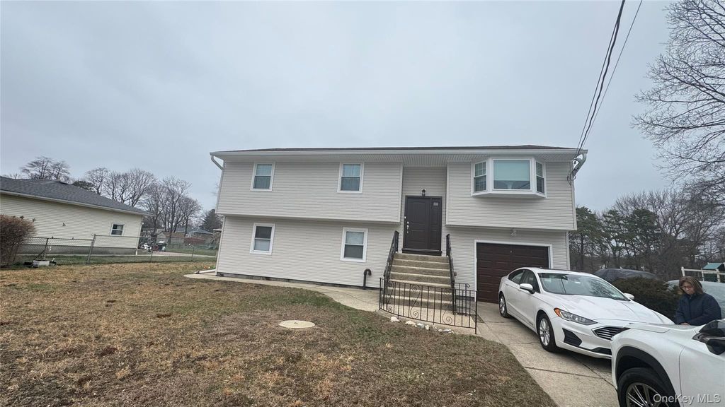 Photo of 47 Drayton Avenue, Bay Shore, NY 11706 (MLS # 980412)