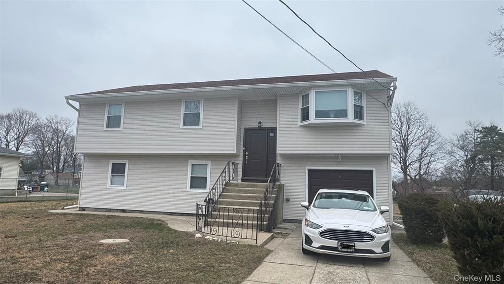 Photo of 47 Drayton Avenue, Bay Shore, NY 11706 (MLS # 980412)