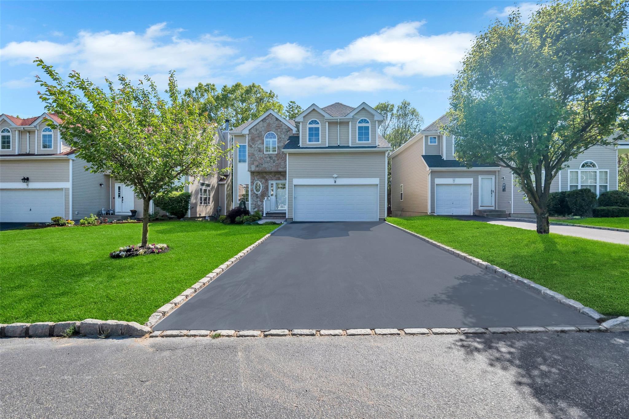 Sunflower Ridge Road, South Setauket, Hamptons, NY - 3 Bedrooms  
3 Bathrooms - 