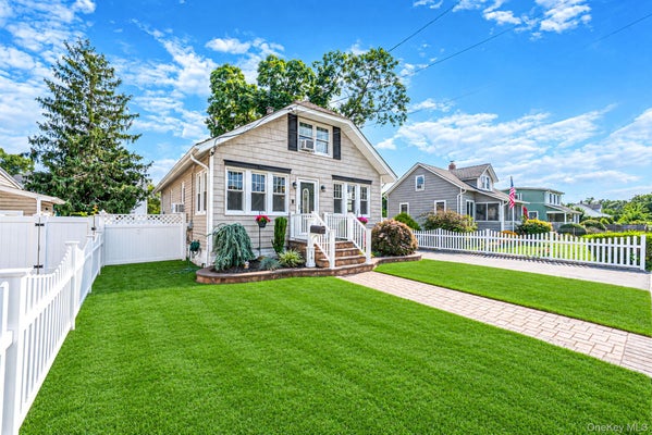 14 ANDREW AVE, ISLIP TERRACE, NY 11752 - Image a48e7106e529a73bc28a3cdf6d89a2dc/2346519393