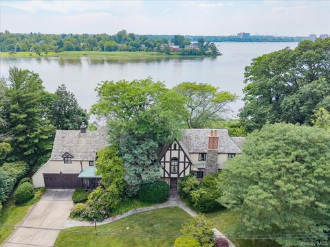 6 Shore Drive Great Neck NY 11021