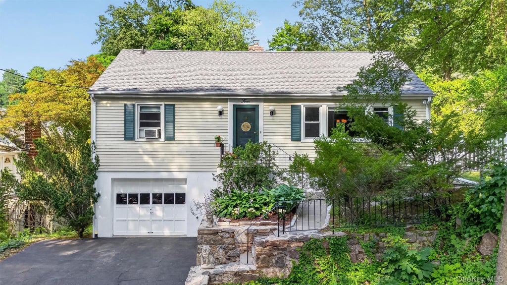 Photo of 4 Denim Place, White Plains, NY 10603 (MLS # 1024899)