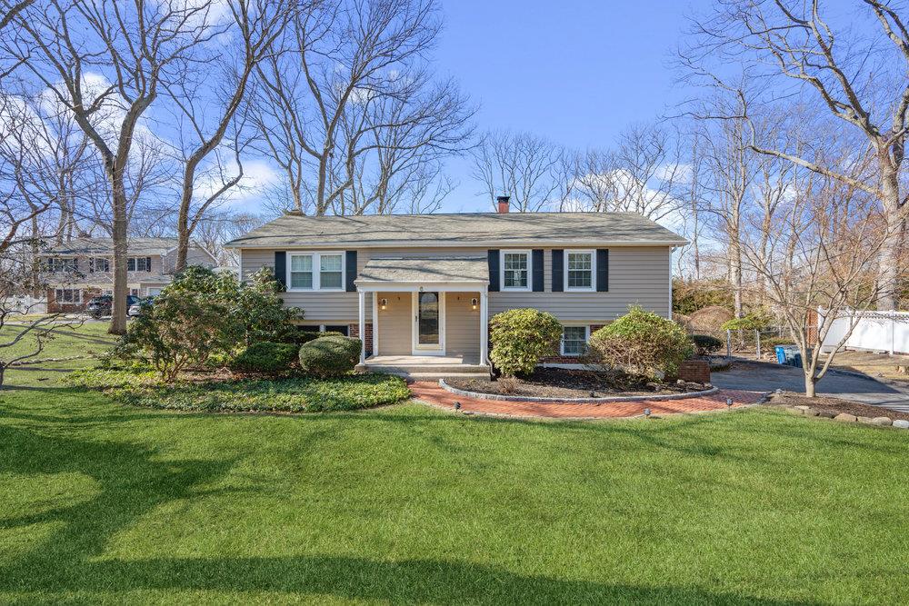 6 Hollow Court, Setauket, New York image 1