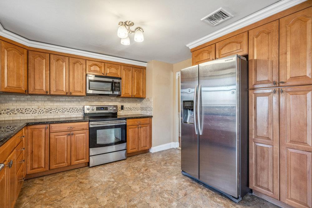 6 Hollow Court, Setauket, New York image 14