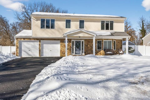 Homes For Sale - 18 Melrose Lane<br/> Commack, NY 11725