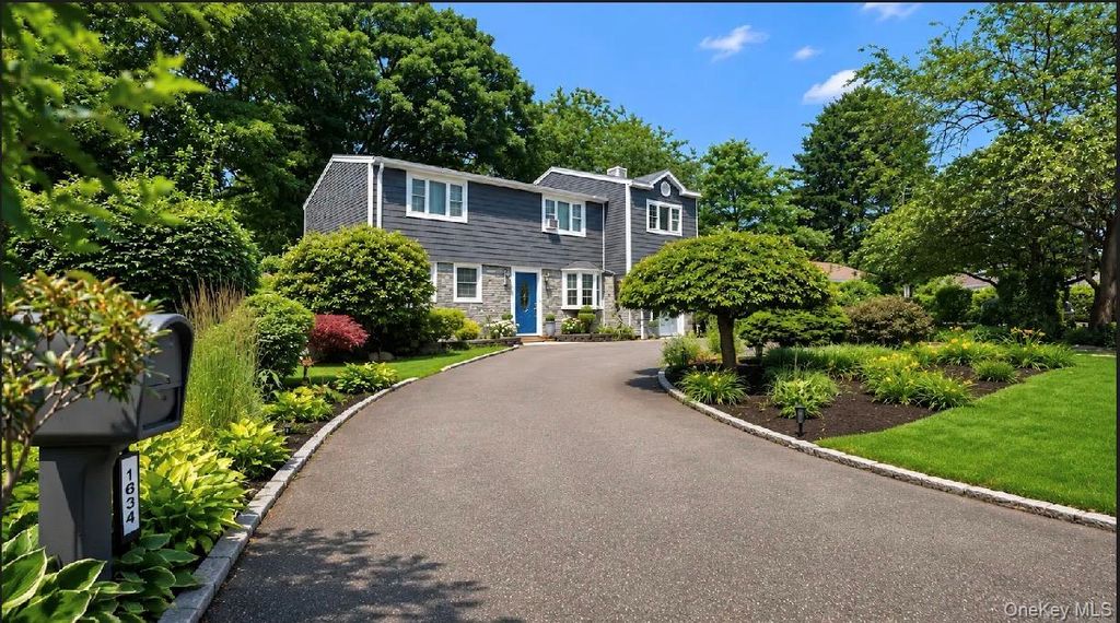 Photo of 1634 N Gardiner Drive, Bay Shore, NY 11706 (MLS # 1020844)