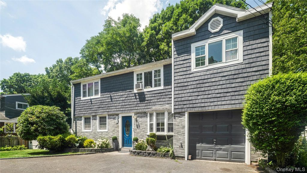Photo of 1634 N Gardiner Drive, Bay Shore, NY 11706 (MLS # 1020844)