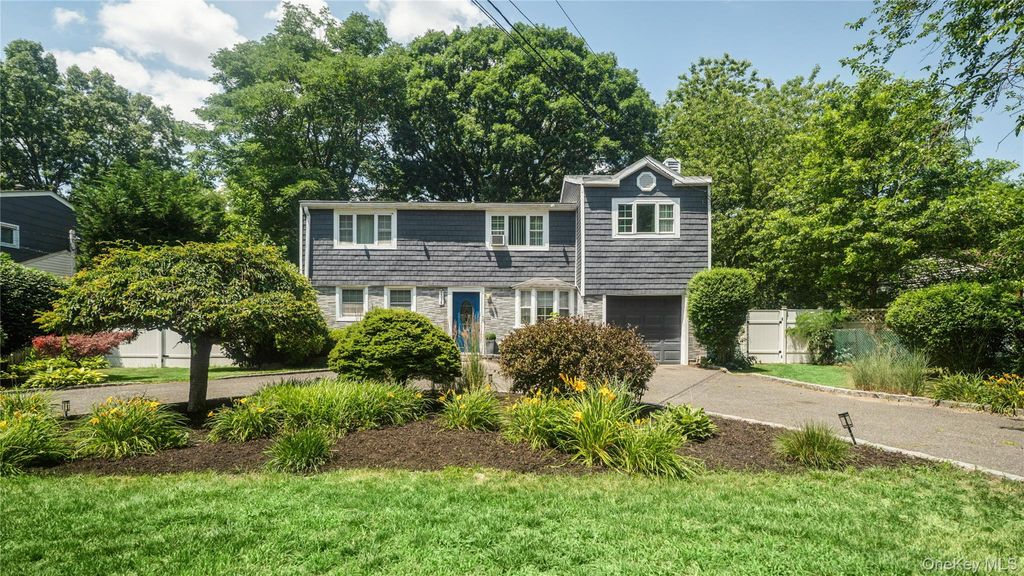 Photo of 1634 N Gardiner Drive, Bay Shore, NY 11706 (MLS # 1020844)