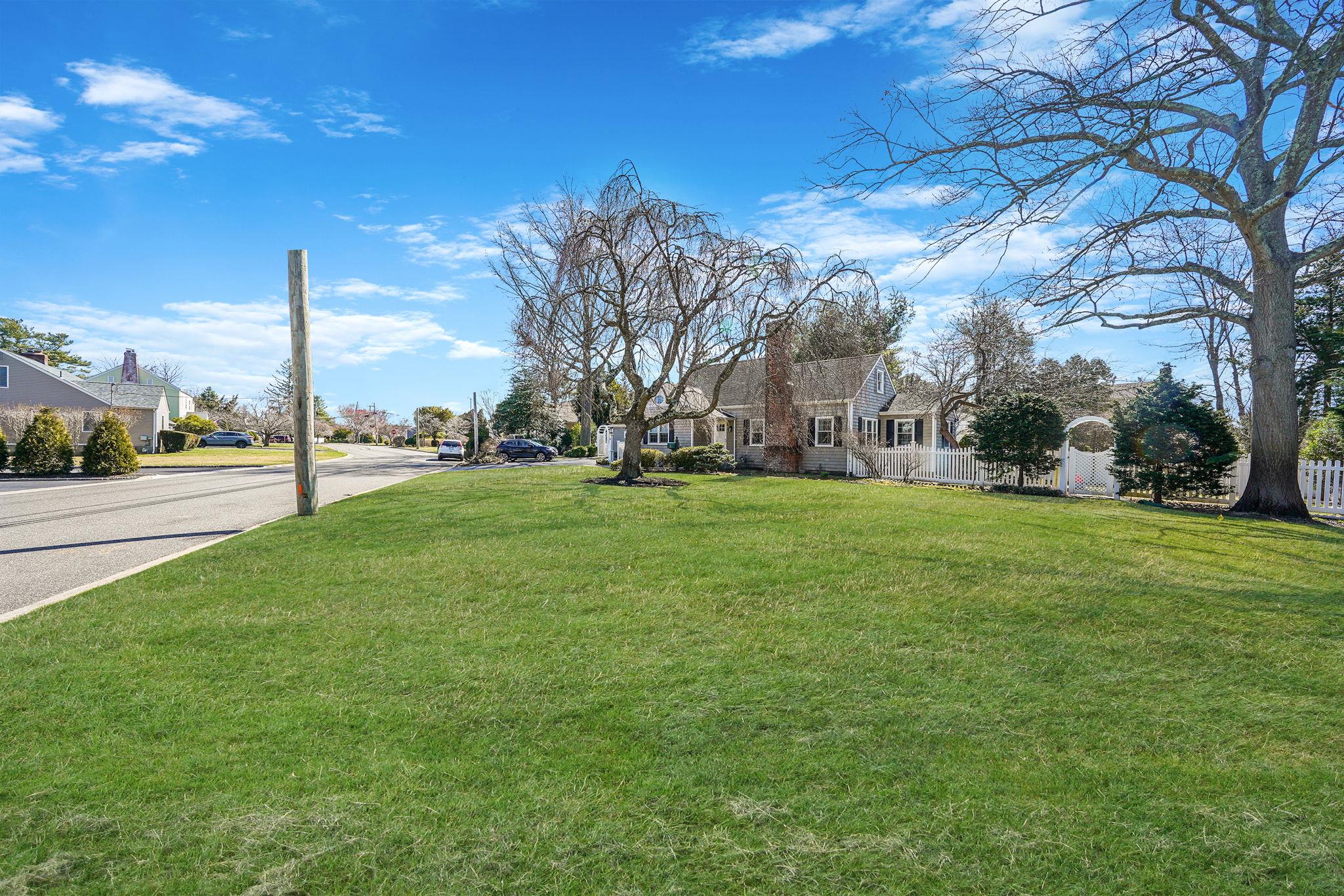 97 Elliman Place, Syosset, New York image 46