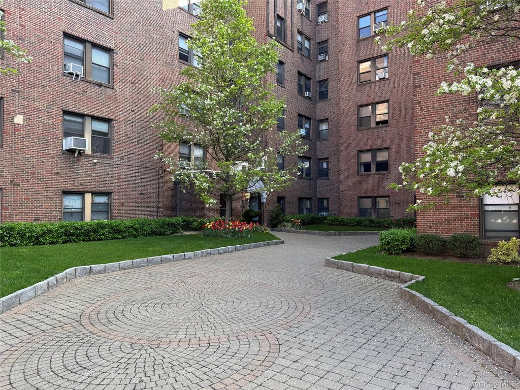 Photo of 3 Franklin Avenue #4M, White Plains, NY 10601 (MLS # 980595)