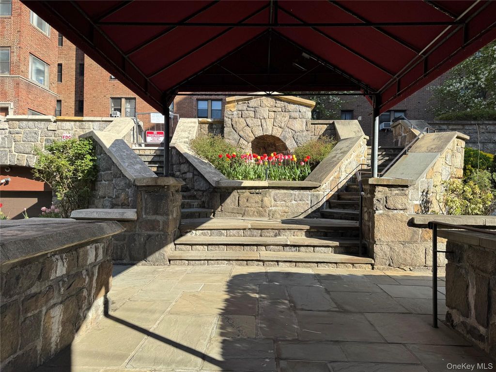 Photo of 3 Franklin Avenue #4M, White Plains, NY 10601 (MLS # 980595)