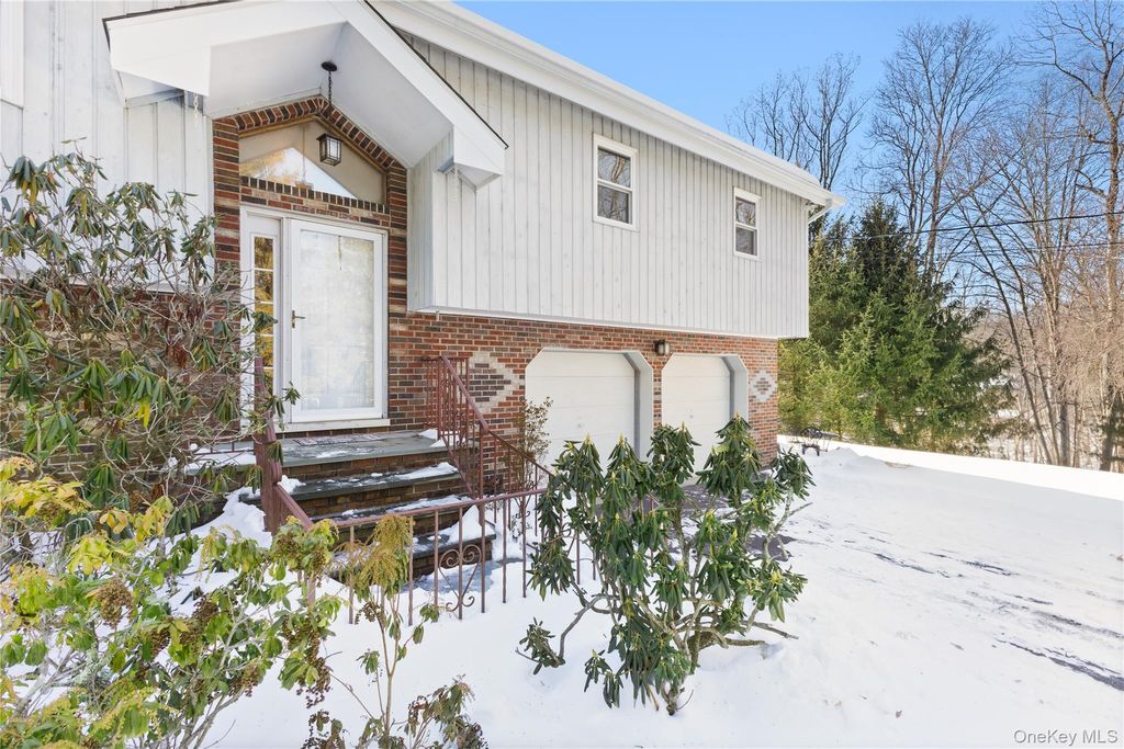 Photo of 7 Cimarron Road, Putnam Valley, NY 10579 (MLS # 959167)