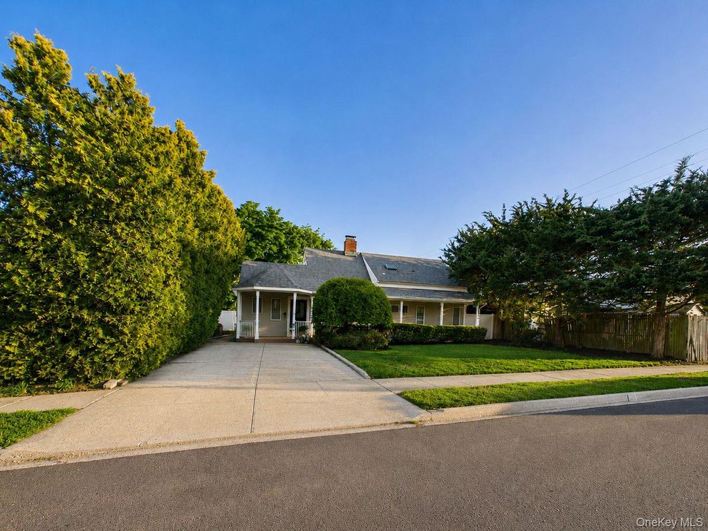 Photo of 6 Snowbird Lane, Levittown, NY 11756 (MLS # 1000234)