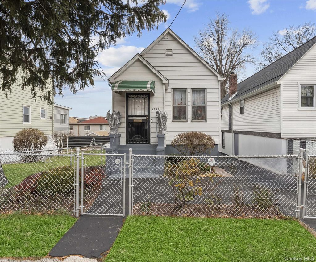 Photo of 3030 Kingsland Avenue, Bronx, NY 10469 (MLS # 938146)