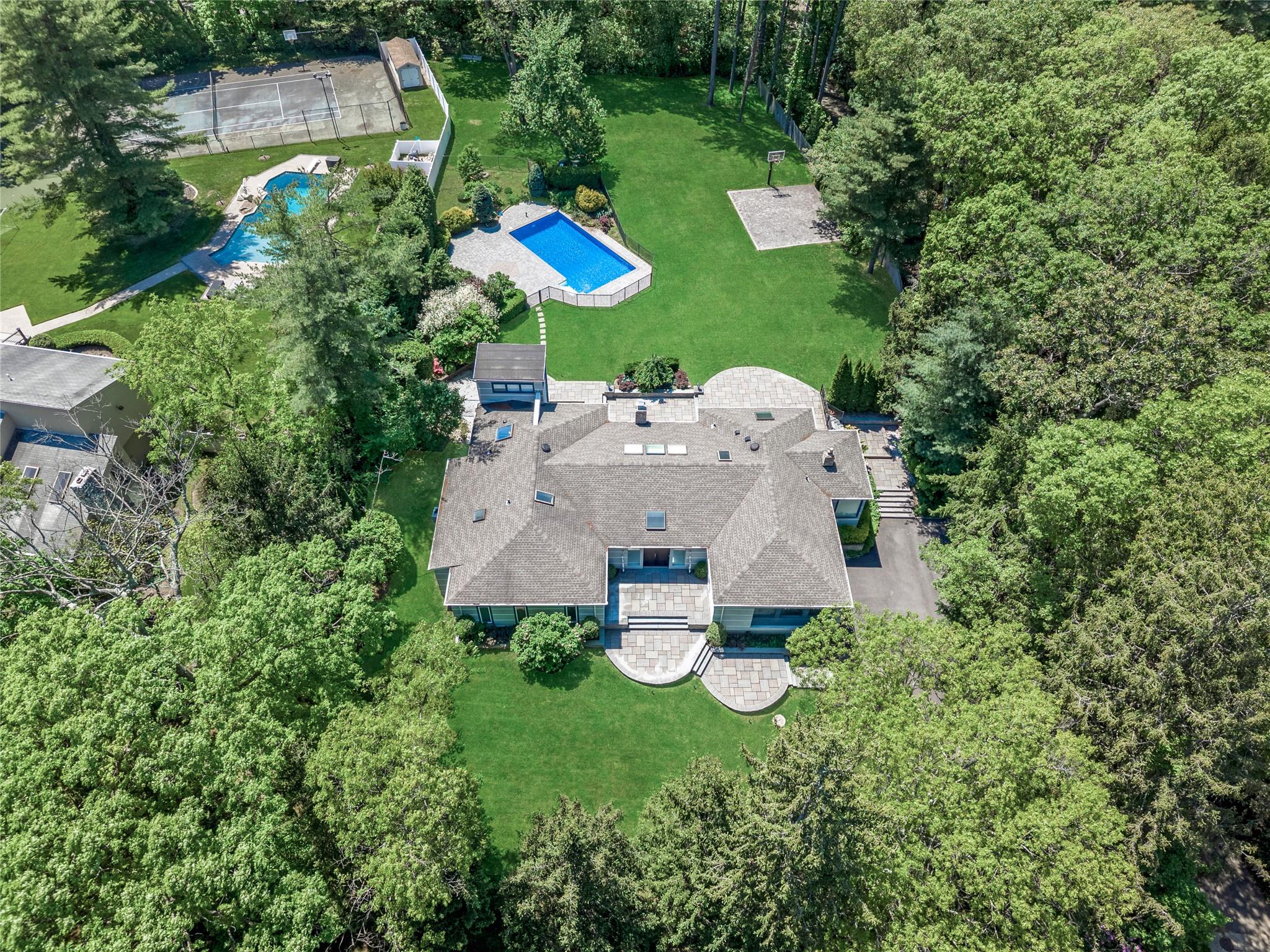 11 Faulkner Lane, Dix Hills, New York image 15