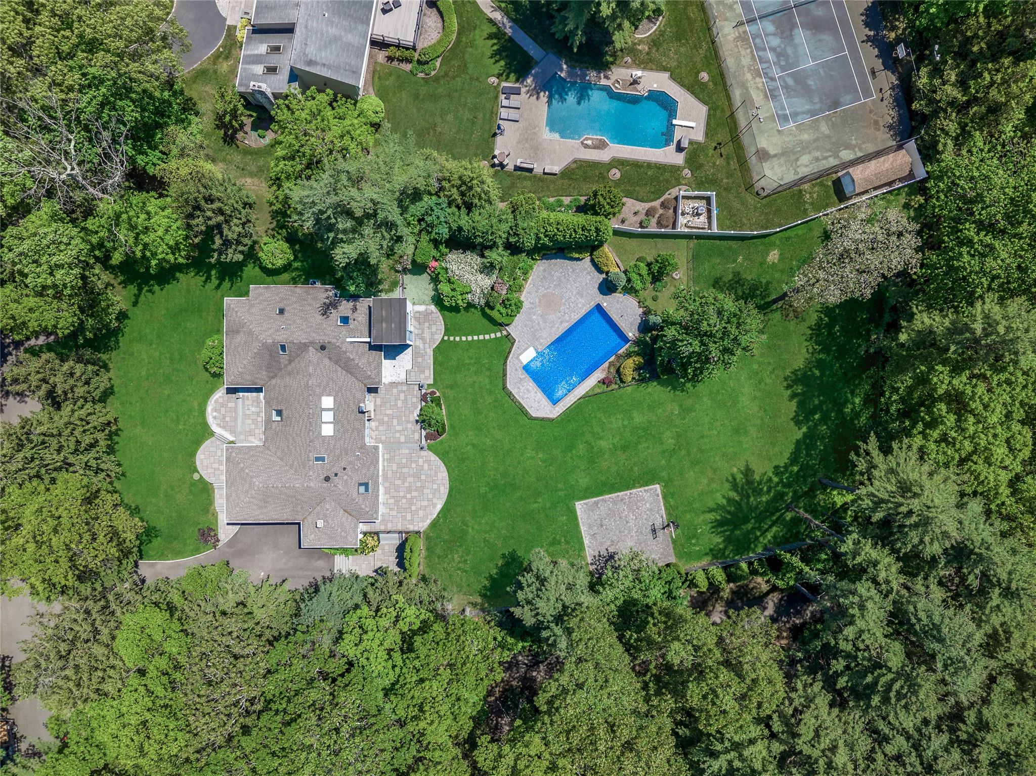 11 Faulkner Lane, Dix Hills, New York image 16