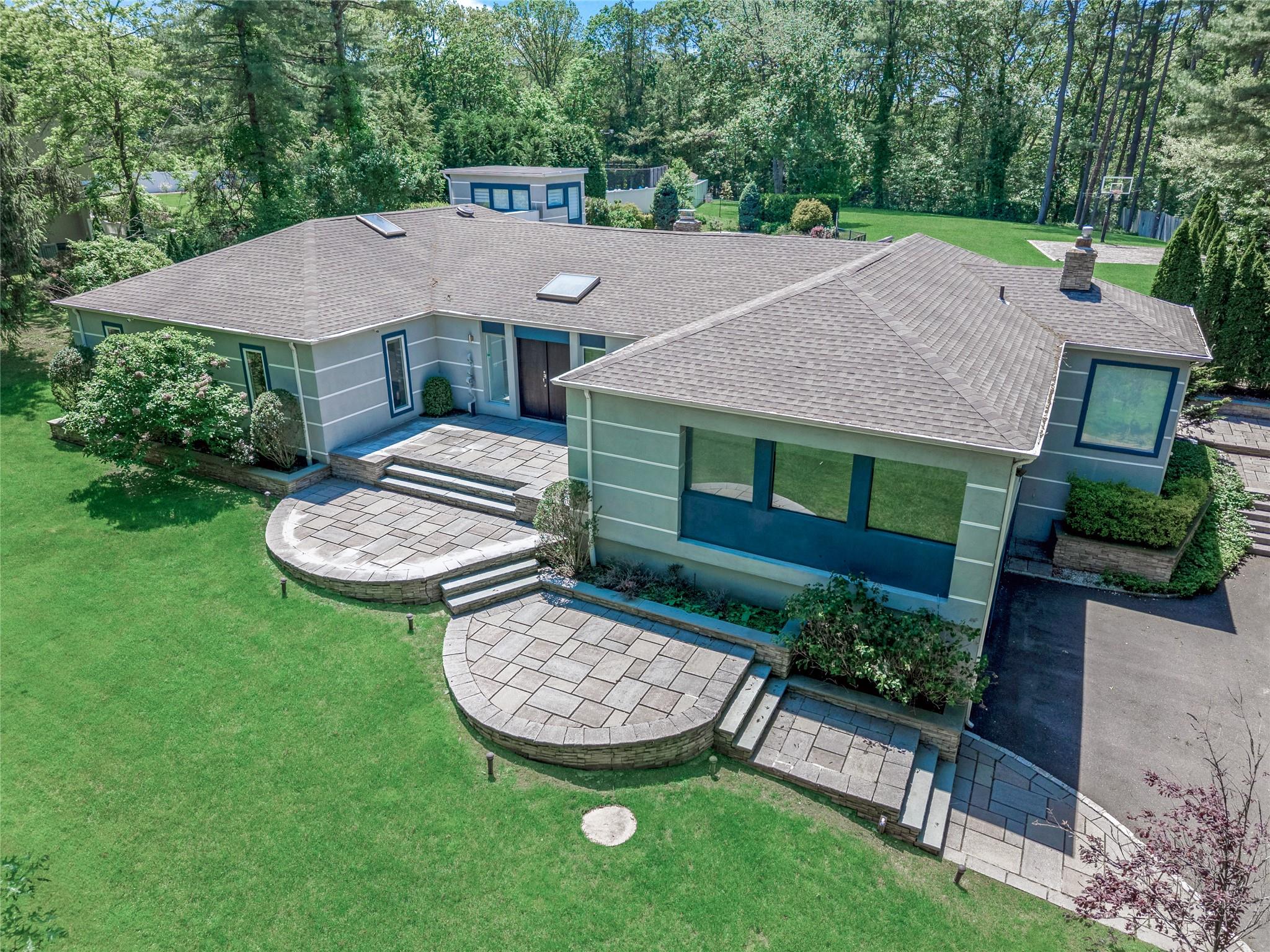 11 Faulkner Lane, Dix Hills, New York image 1
