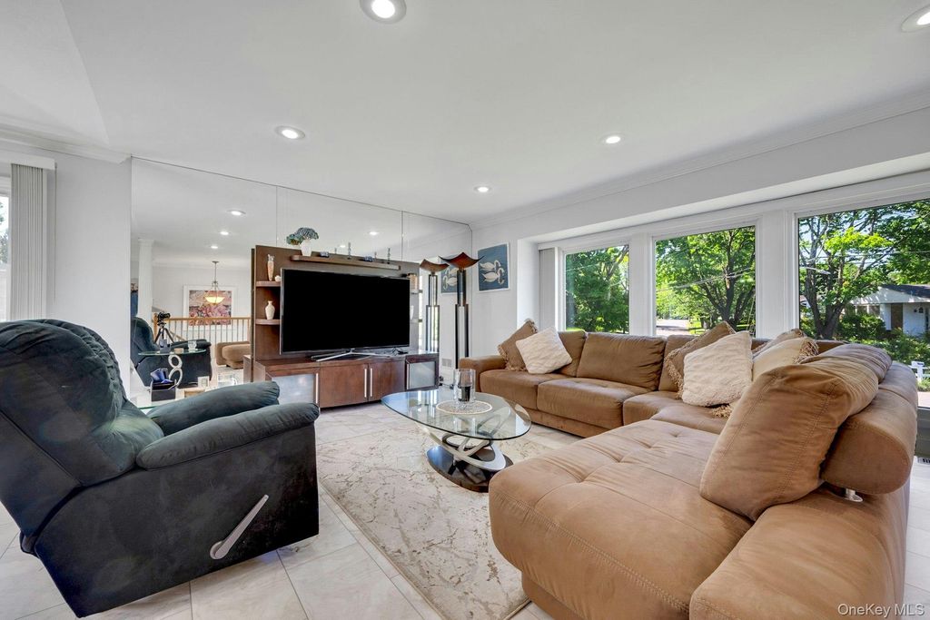Photo of 101 Windsor Oval, New Rochelle, NY 10805 (MLS # 1011278)