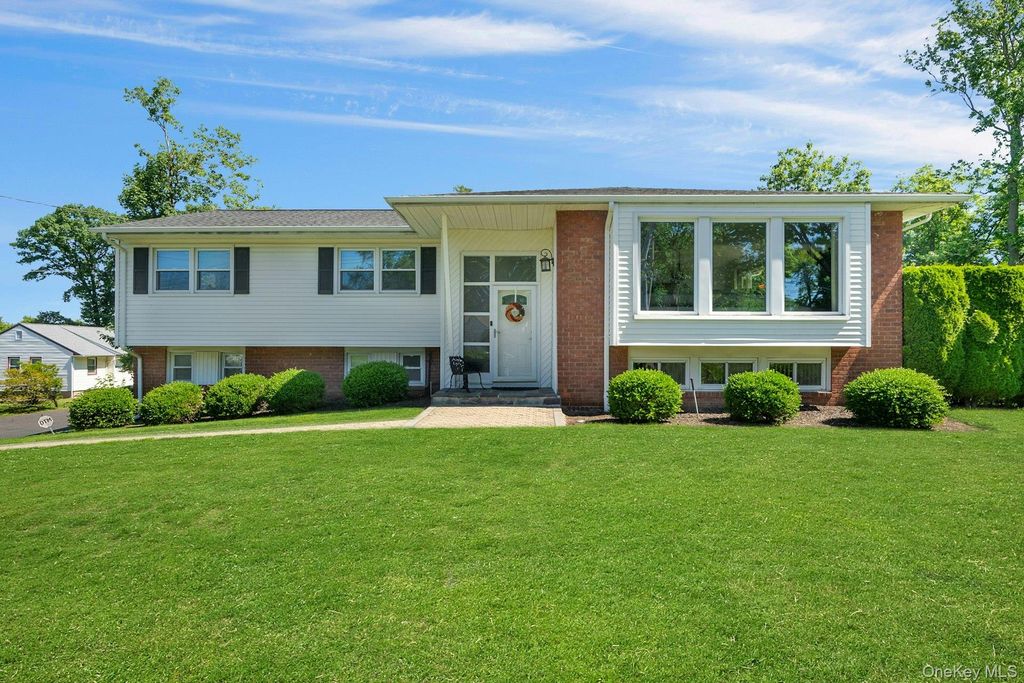 Photo of 101 Windsor Oval, New Rochelle, NY 10805 (MLS # 1011278)