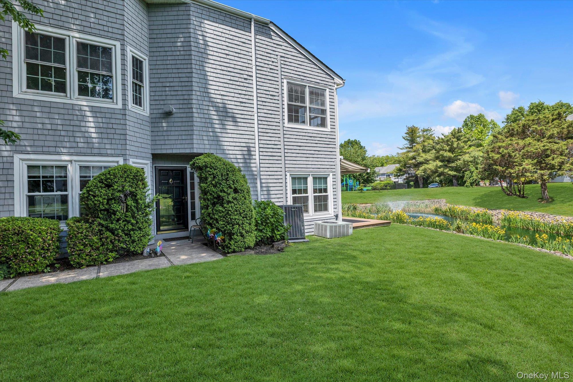35 Lakebridge Drive S