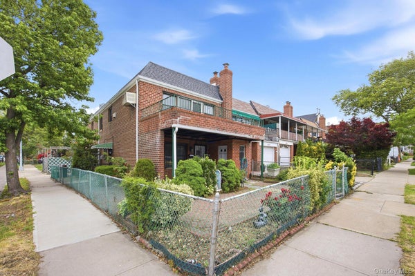 63-1 BORDEN AVE, MASPETH, NY 11378 - Image a58b2fc865512faea02e9da0e41ef8e3/2504086679