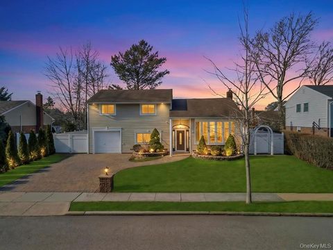 Homes For Sale - 16 Phipps Lane<br/> Plainview, NY 11803