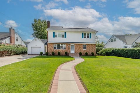 474 Newton Street Westbury NY 11590