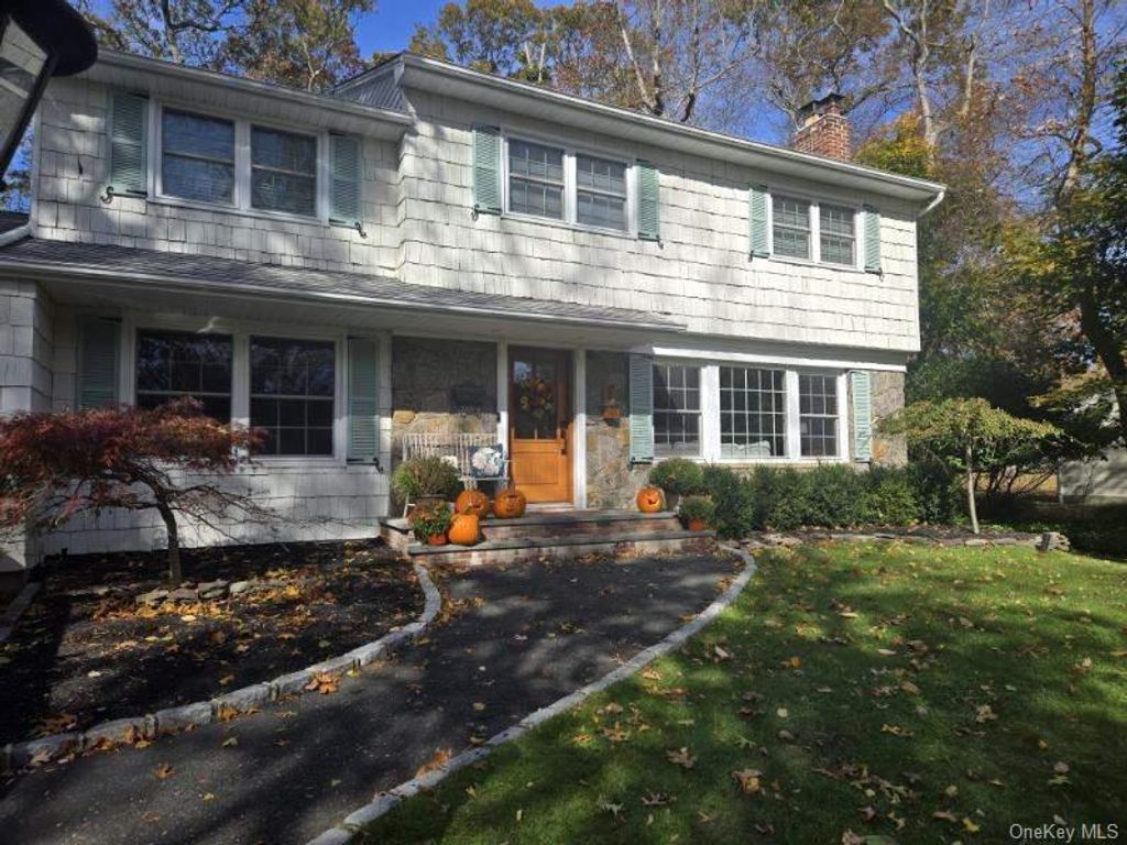 Photo of 7 Flamingo Drive, Smithtown, NY 11787 (MLS # 955127)