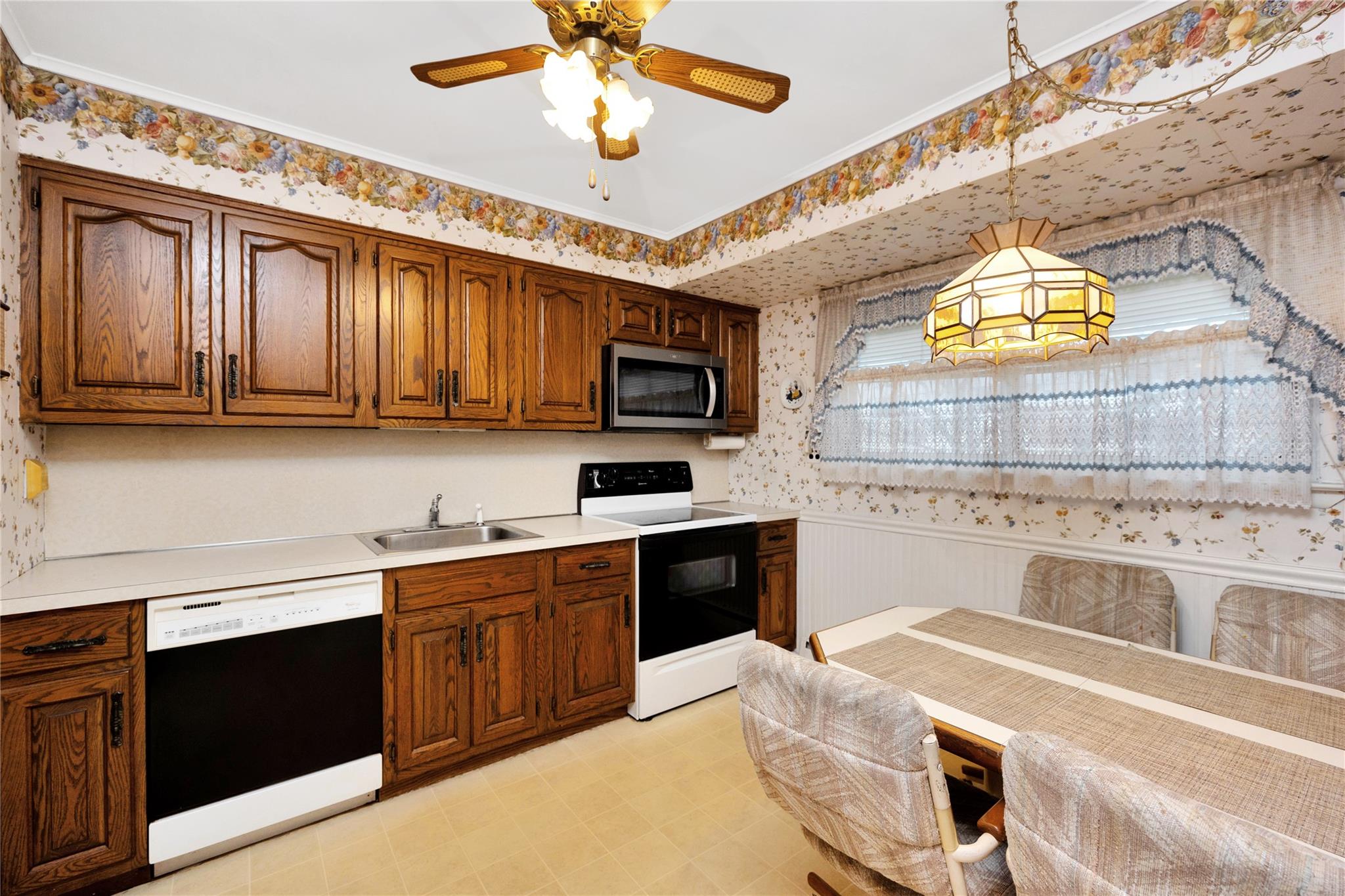 21 Lee Drive, Farmingdale, New York image 13