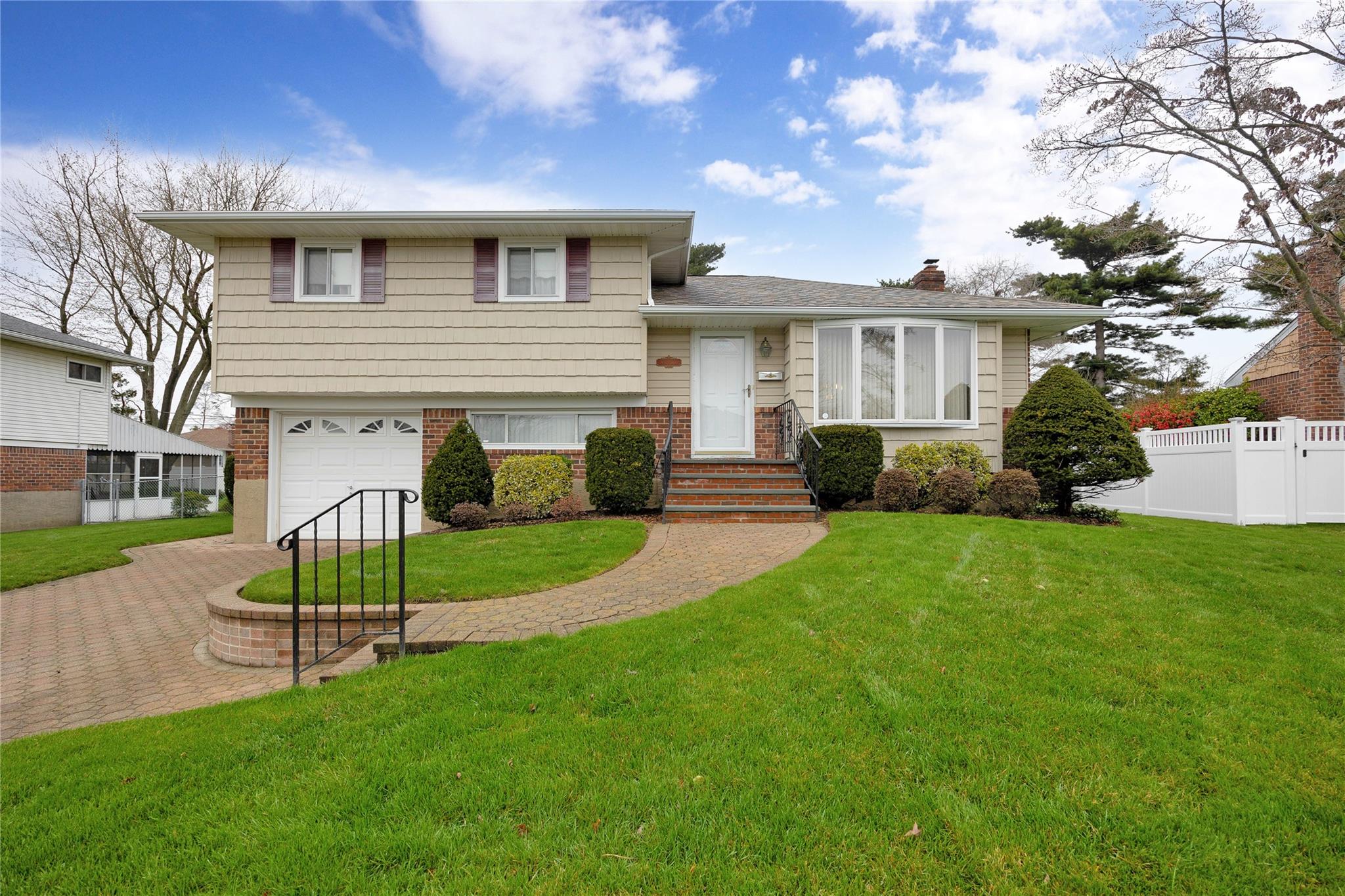 21 Lee Drive, Farmingdale, New York image 1