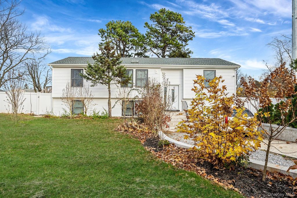 Photo of 275 Brentwood Parkway, Brentwood, NY 11717 (MLS # 938792)