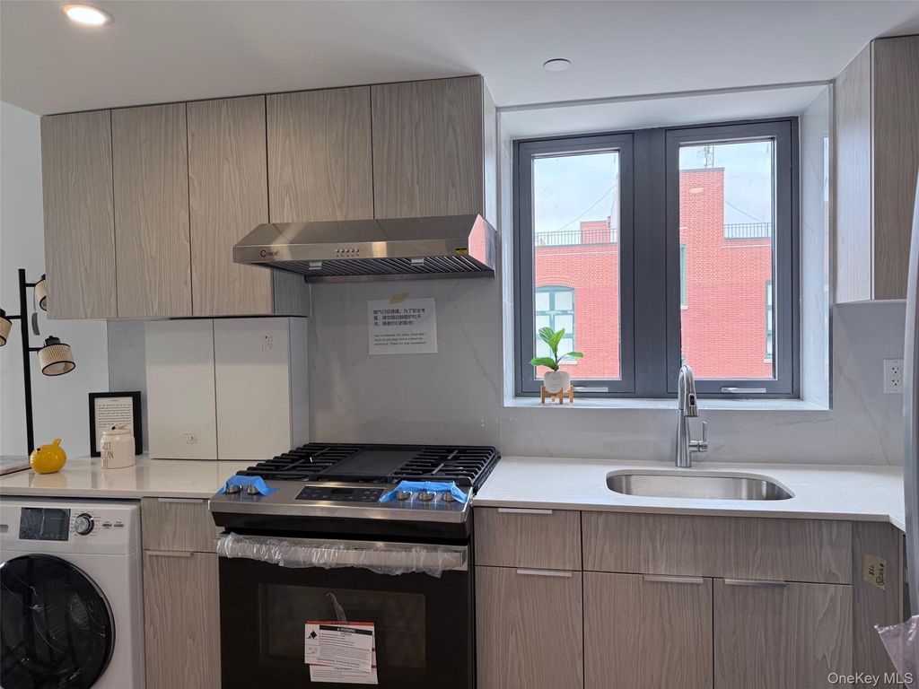 Photo of 136-80 41 Avenue #6H, Flushing, NY 11355 (MLS # 879469)