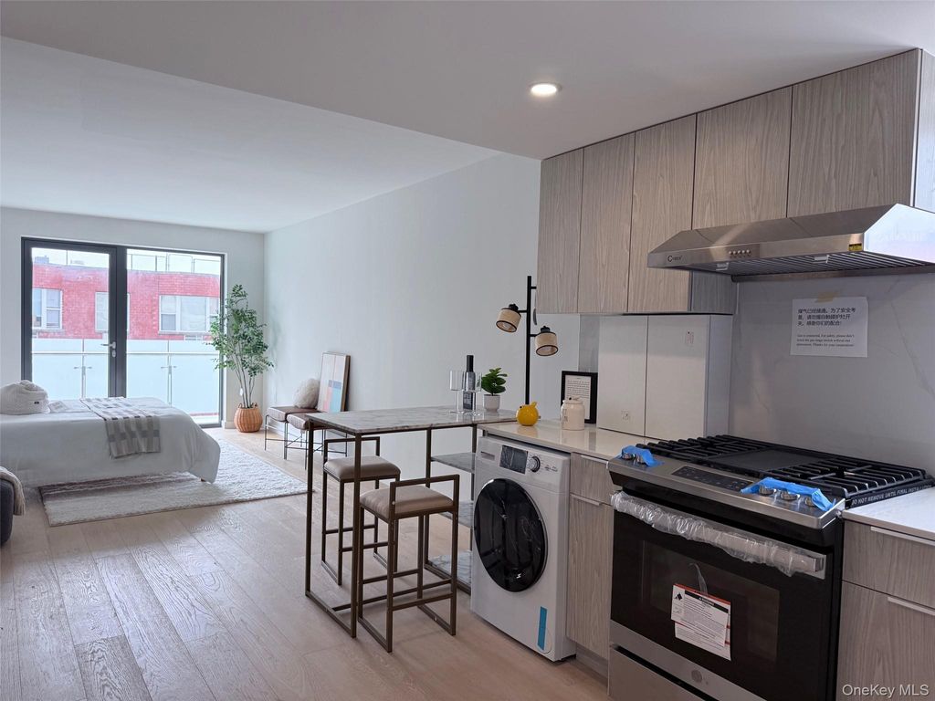 Photo of 136-80 41 Avenue #6H, Flushing, NY 11355 (MLS # 879469)