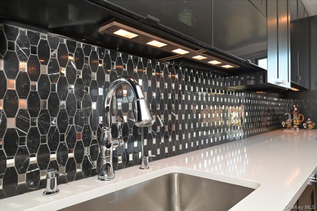 Photo of 25 CANTERBURY Road #3-H, Great Neck, NY 11021 (MLS # 986216)