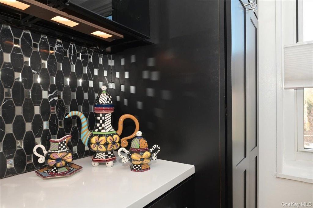 Photo of 25 CANTERBURY Road #3-H, Great Neck, NY 11021 (MLS # 986216)